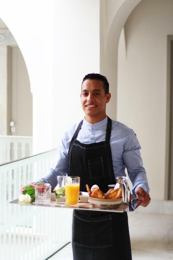 Dar El Jeld Hotel And Spa Tunisi Esterno foto A room service attendant