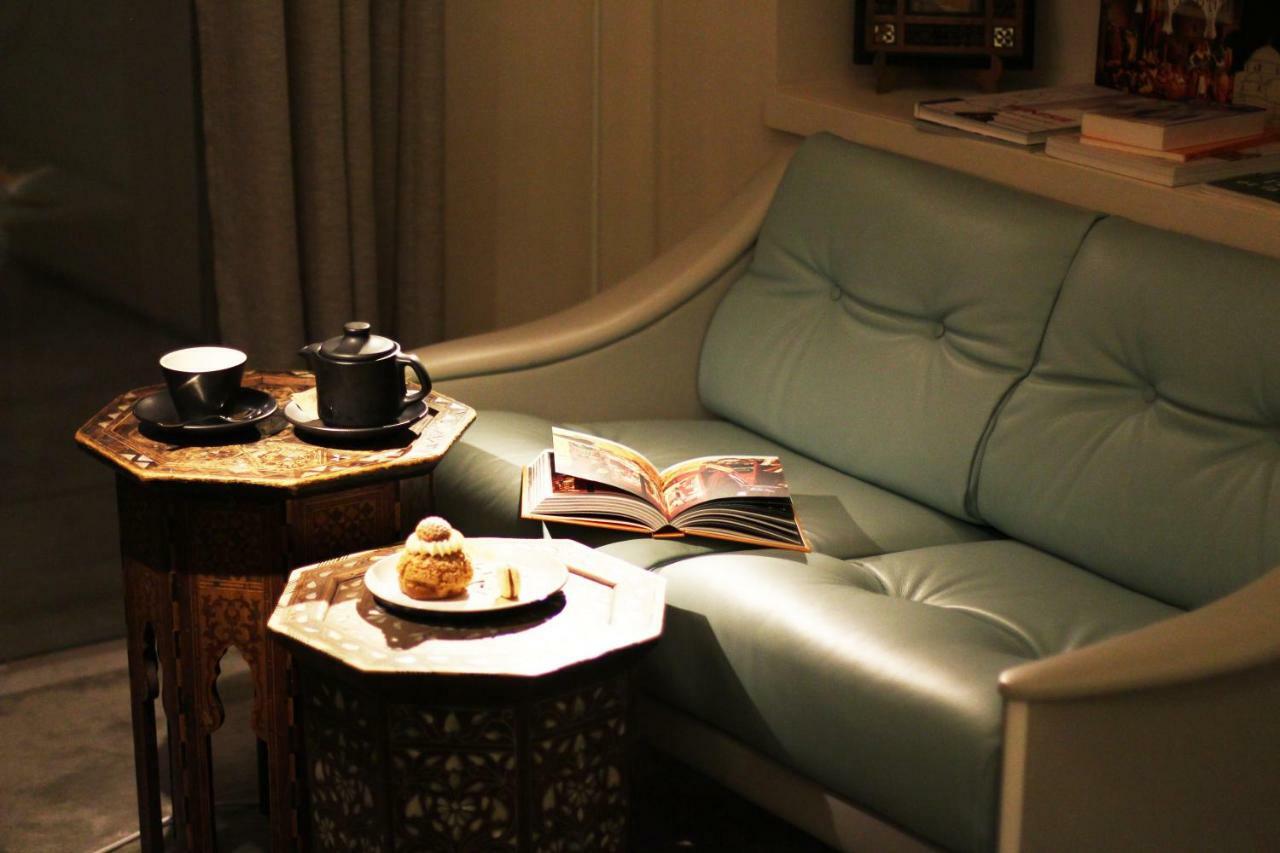 Dar El Jeld Hotel And Spa Tunisi Esterno foto A sofa in a hotel room