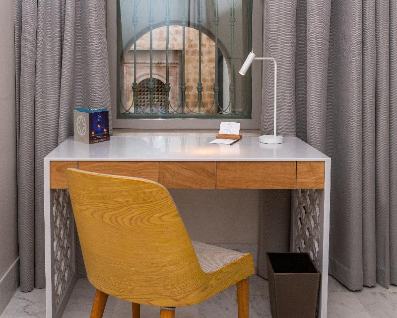 Dar El Jeld Hotel And Spa Tunisi Esterno foto A writing desk